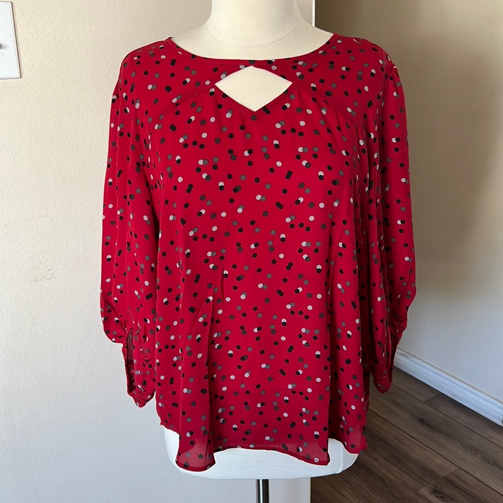 3/4 sleeved dress shirt w/cutout at neck